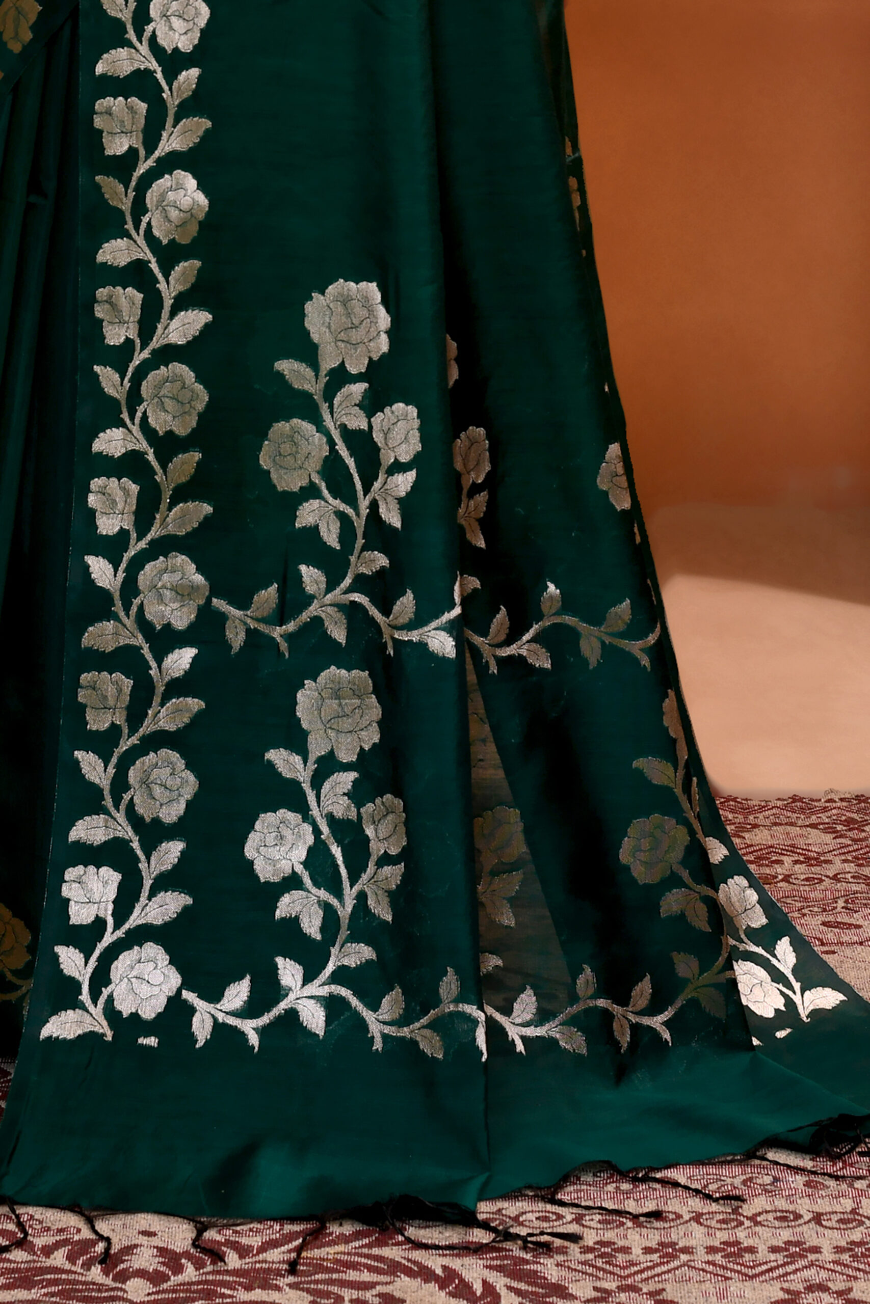 Bottle Green Handloom Open Par Border Saree - Image 5