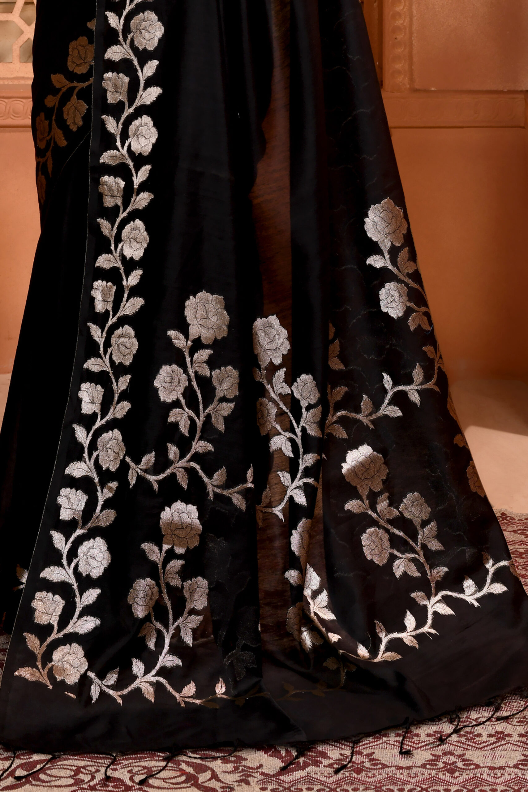 Black Handloom Open Par Border Saree - Image 5