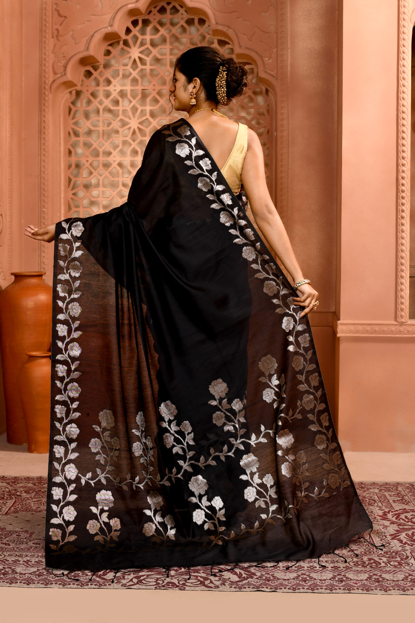 Black Handloom Open Par Border Saree - Image 4