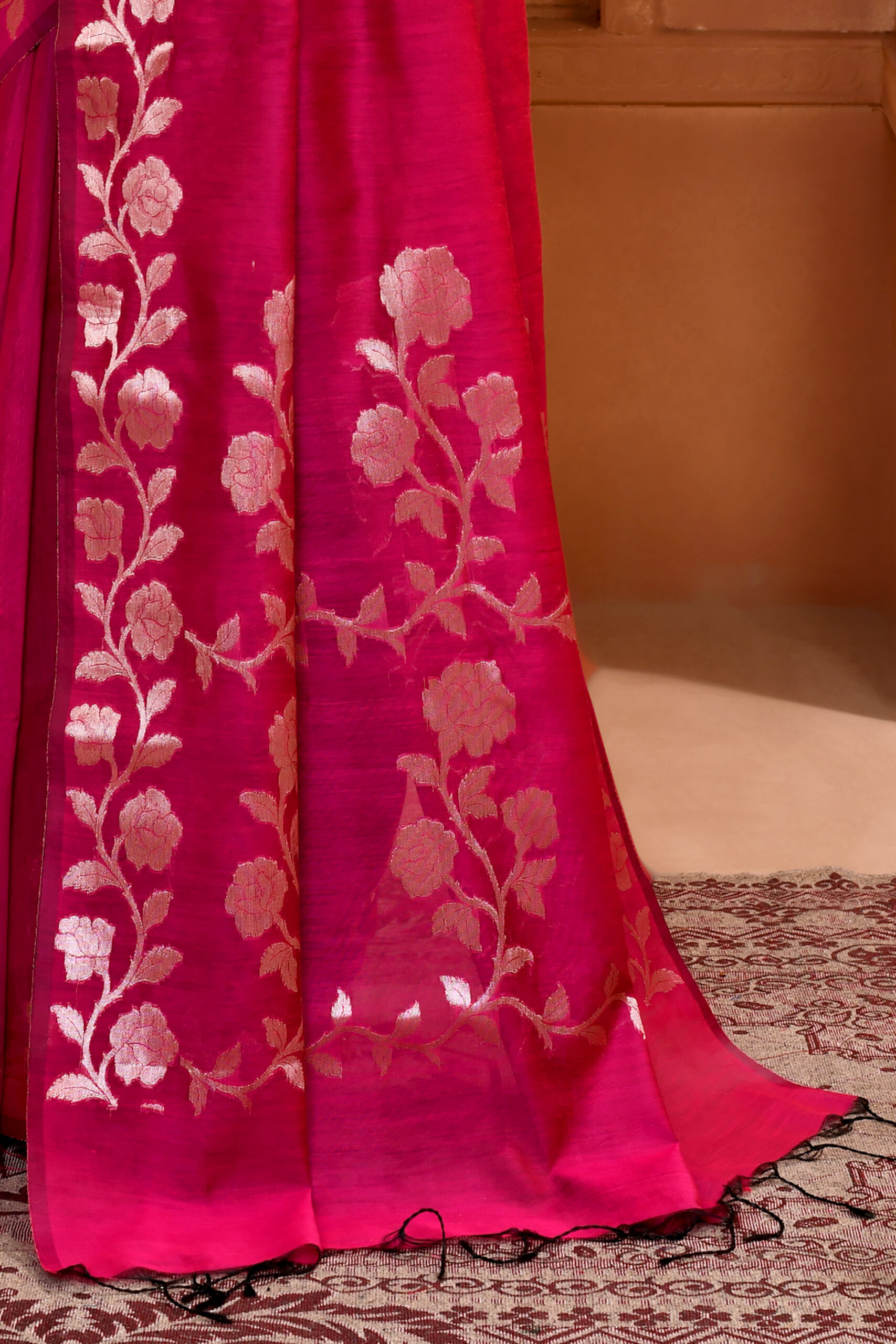 Rani Pink Handloom Open Par Bordar Saree - Image 4